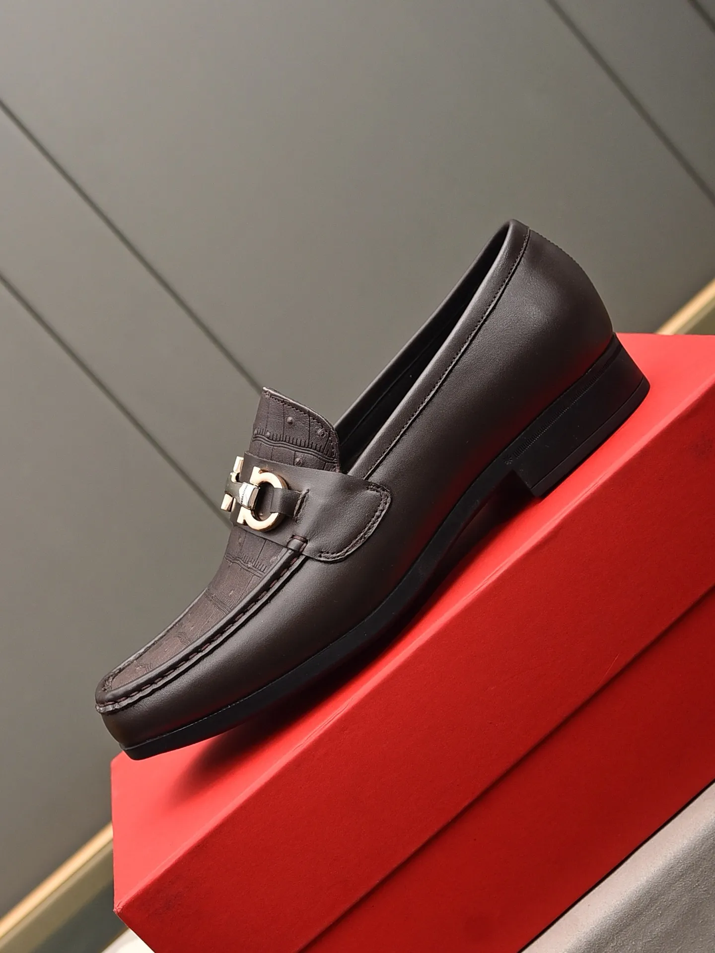 Men's shoes 💰: 460 [Original running volume and quality] Brand: Ferragamo (Ferragamo) Size: Men's size 38/44 (45 can be customized) Grade: Same style as the official website High-end quality men's shoes Material: Original first-layer calfskin Water-dyed cowhide lining Original outsole Style categories: Men's fashion formal business casual leather shoes Slip-on men's high-top series Young fashion European and American trends British style Casual matching Comfortable on the feet